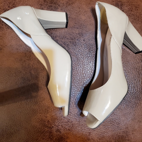 Taryn Rose Beige Open-Toe heel Size: 8 1/2 M - Picture 4 of 4